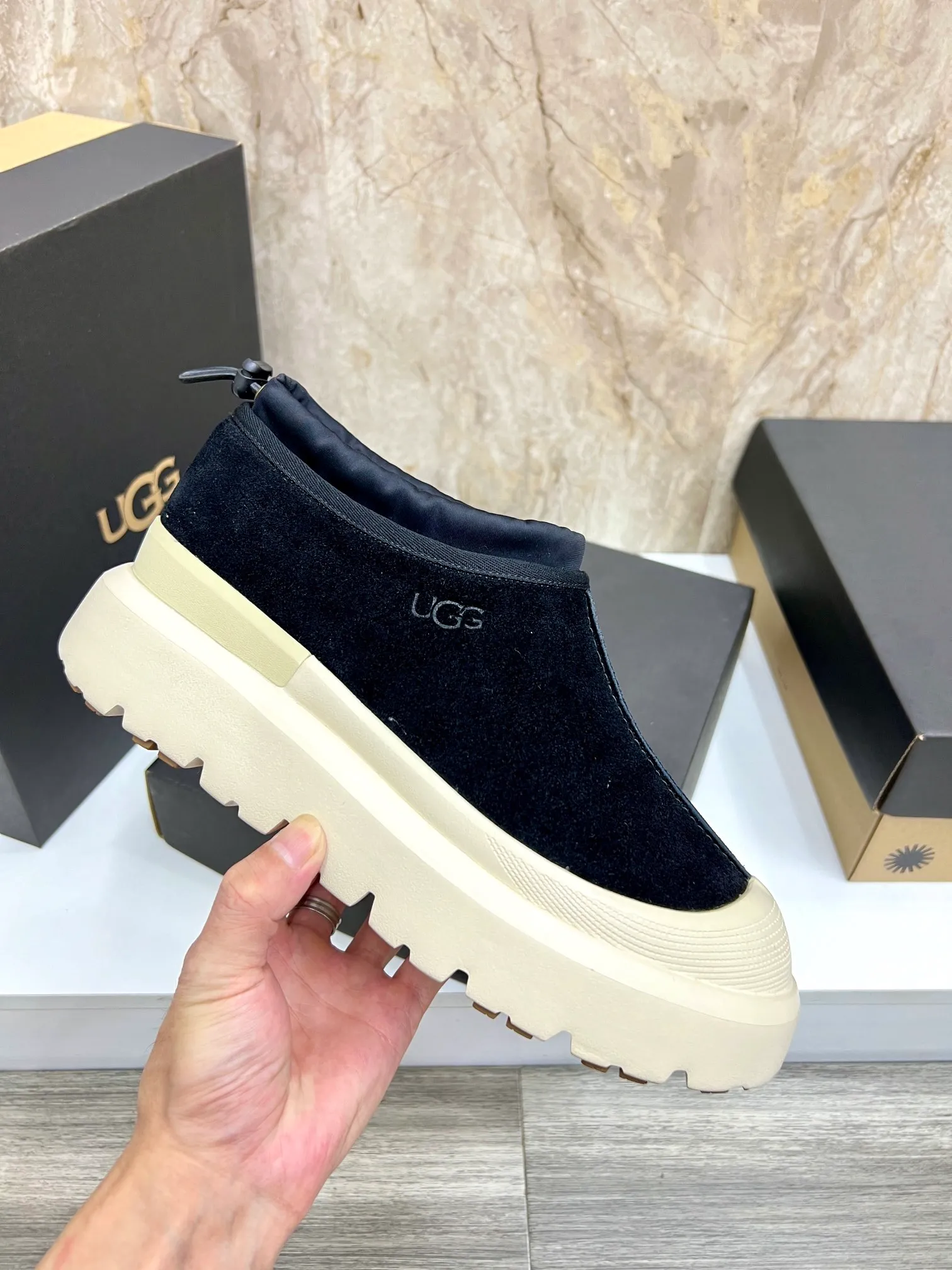 Men's men's shoes💰: 💰540💰Couple model👫 UGG Tasman Weather Hybrid one-second snow boots👢 Wang Yibo's same 👏 classic Tasman shoe is designed with environmentally friendly waterproof and snowproof material, which is both fashionable and functional. At the same time, it is paired with the new UGG Keen furry color-blocked jacket. Bright orange and maroon collide to create a new light outdoor style and open up a new travel experience in early autumn! Using the best materials, the 17mm fur-integrated surface is warmer and more breathable, and the outsole is upgraded to a lightweight and wear-resistant light wing technology outsole! Size: Women’s size 35-40 / Men’s size 38–44 (45 customized) Official website color